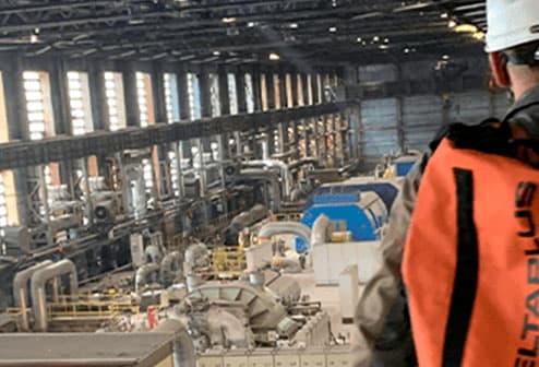 Profesionales trabajando en entorno industrial